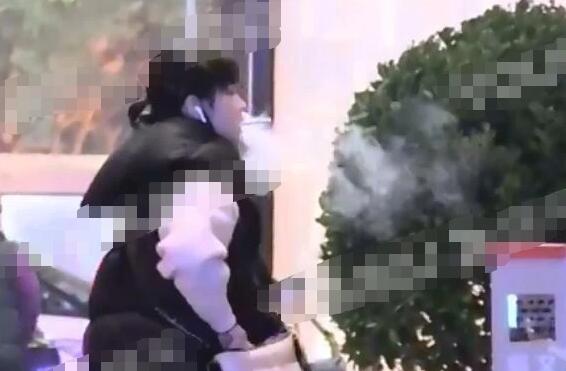 李庚希抽煙