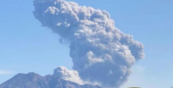 日本火山噴發(fā)煙柱高2400米